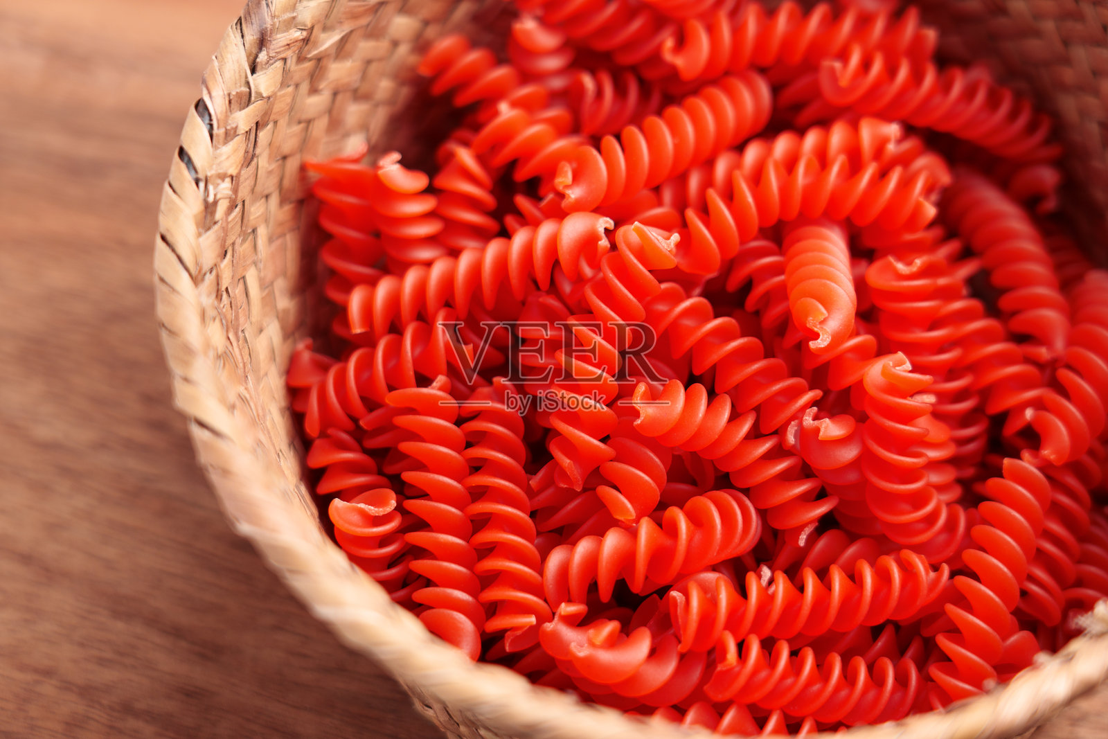 红扁豆制成的健康无麸质螺旋面,盛放在乡村风格的碗中,置于木桌上照片摄影图片