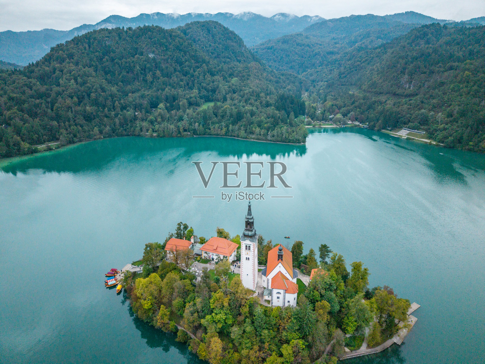 上帝岛教堂在布莱德湖上的鸟瞰图照片摄影图片