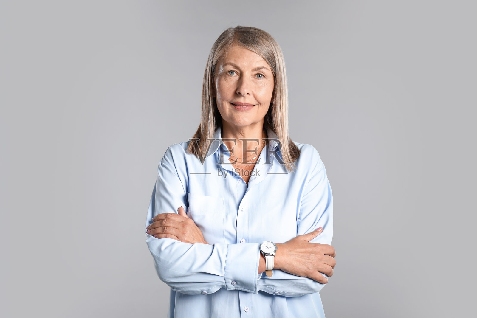 浅色背景下美丽的老年女性肖像照片摄影图片