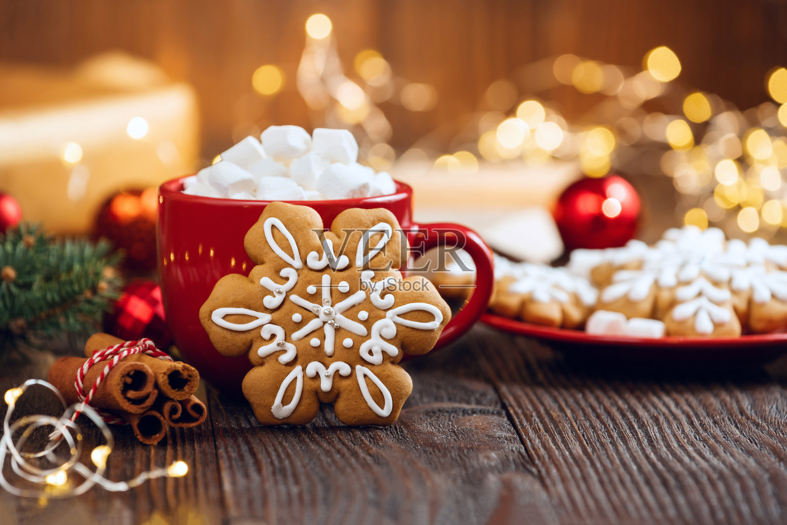 圣诞贺卡,配有马克杯、热可可、棉花糖和圣诞节日装饰。照片摄影图片