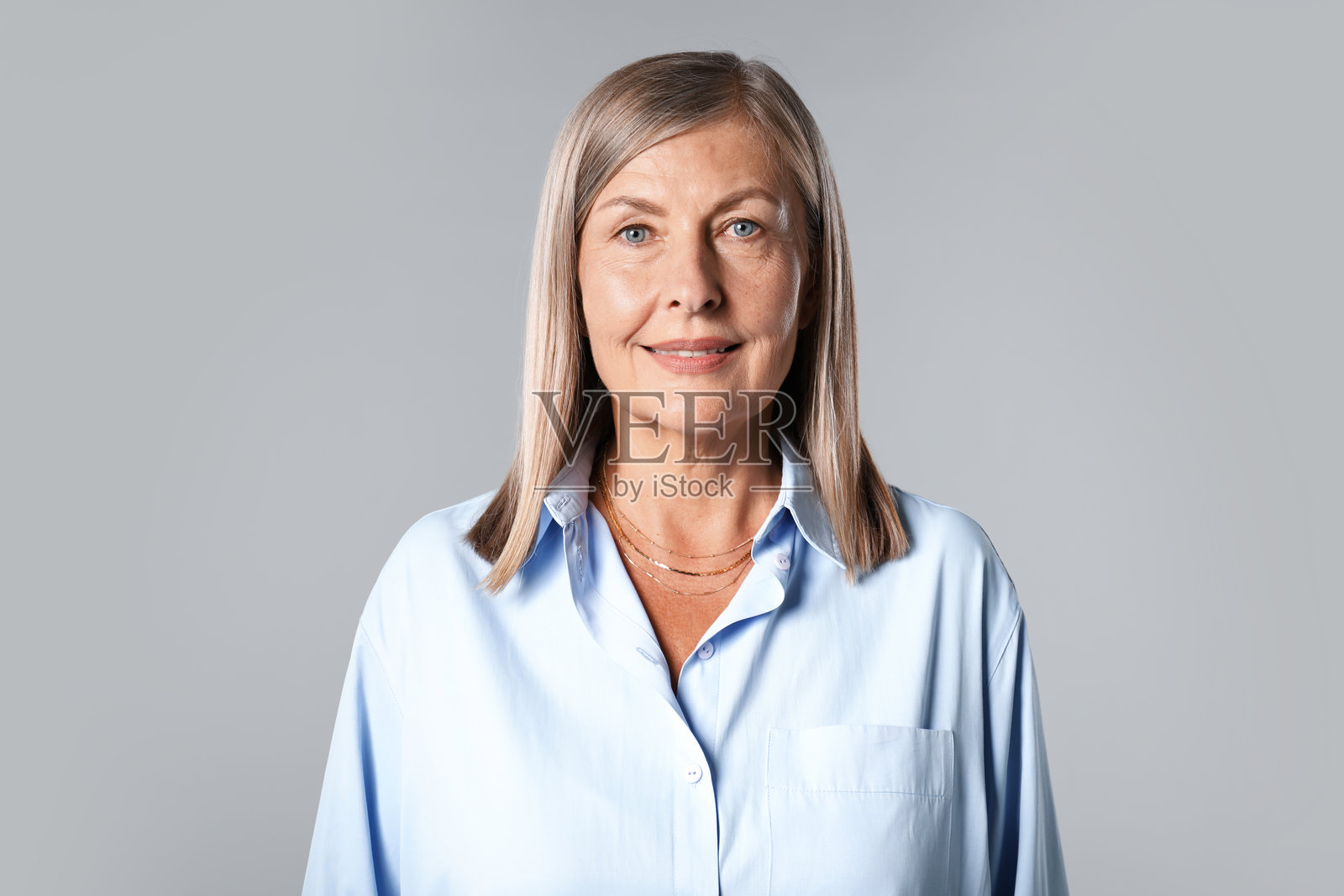 浅色背景下美丽的老年女性肖像照片摄影图片