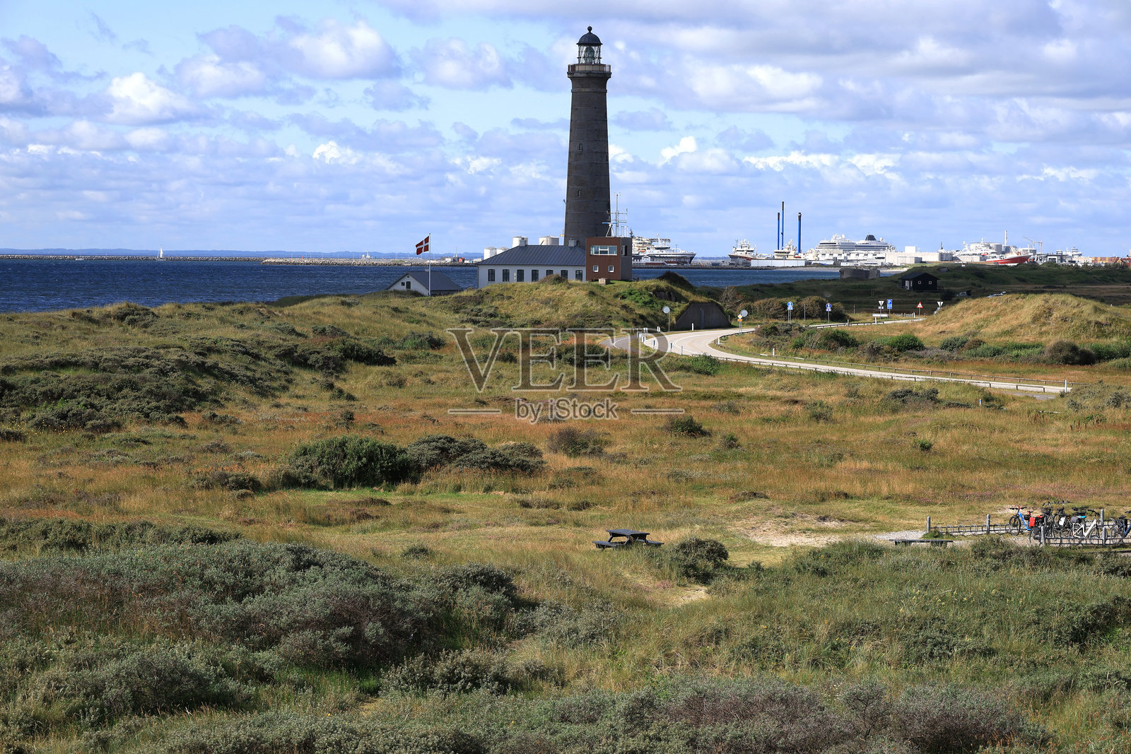 斯卡恩灯塔(Skagen Gray Lighthouse)位于斯卡恩的格雷纳角(Cape Grenen)的风景照照片摄影图片