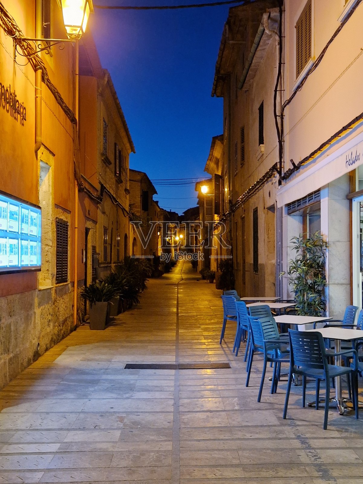 西班牙蓝色时刻的咖啡馆小巷照片摄影图片