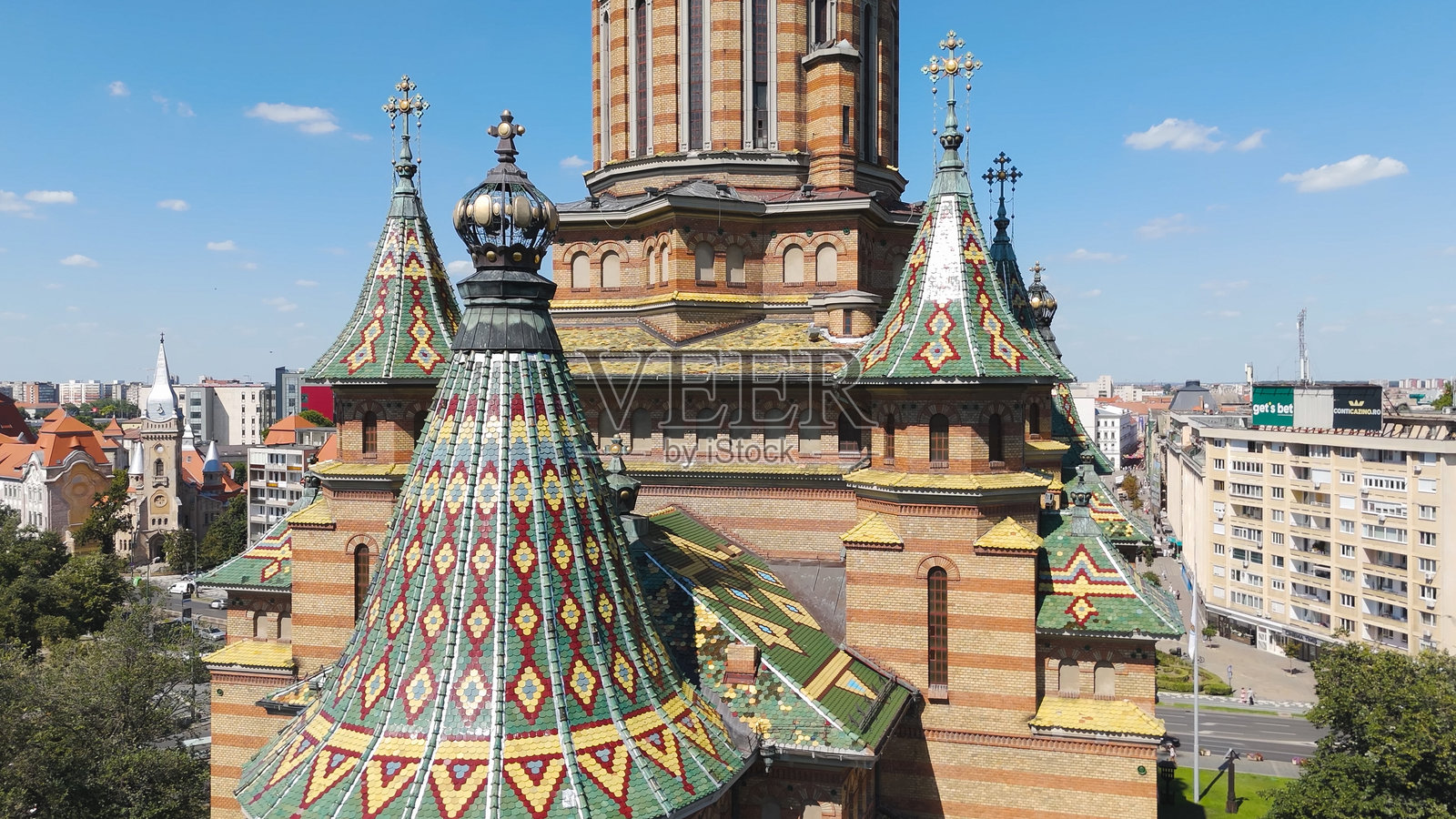 蒂米什瓦拉罗马尼亚大都会大教堂屋顶和塔楼的近距离空中视角照片摄影图片
