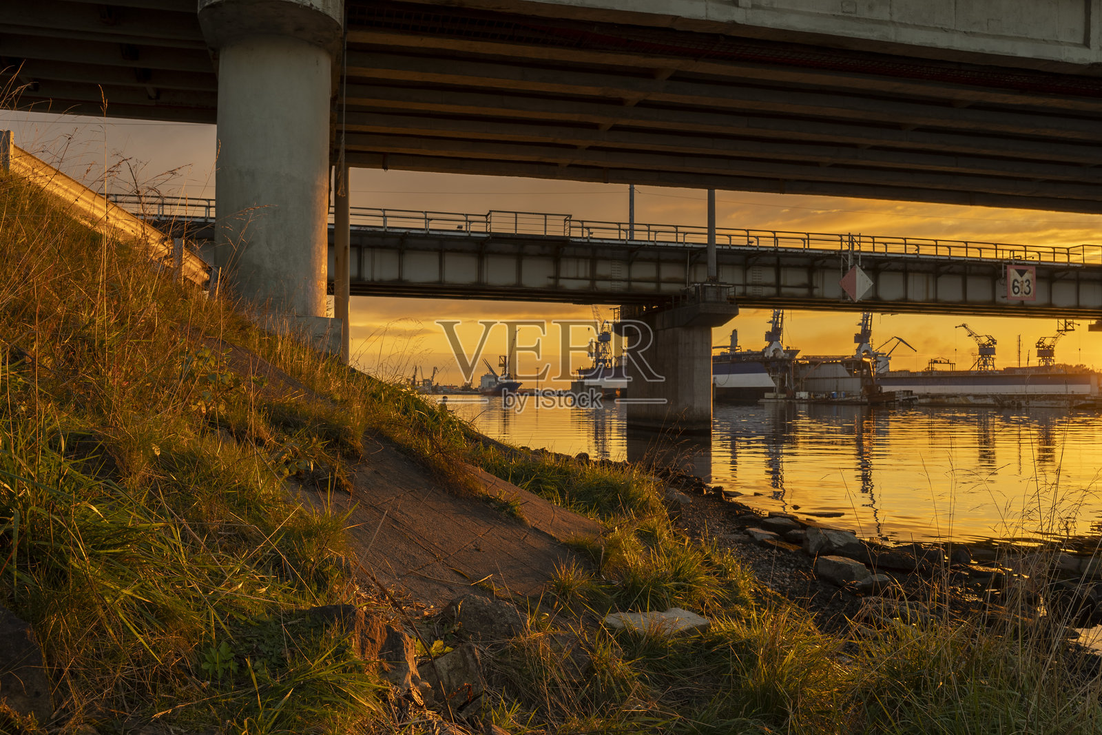 港口美丽的工业日落风光。照片摄影图片