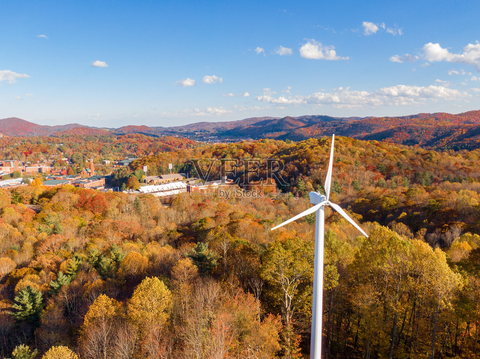秋季高峰期,阿巴拉契亚州立大学布罗伊希尔和创新区的校园风力涡轮机照片摄影图片