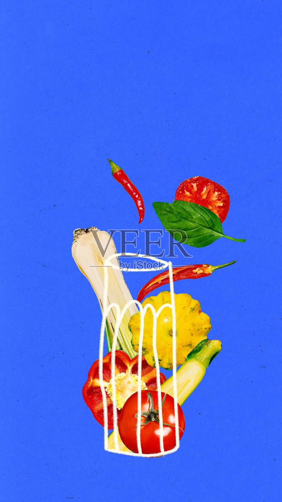 平面构图。玻璃杯中装有辛辣的番茄辣椒蔬菜汁,置于蓝色背景上。照片摄影图片