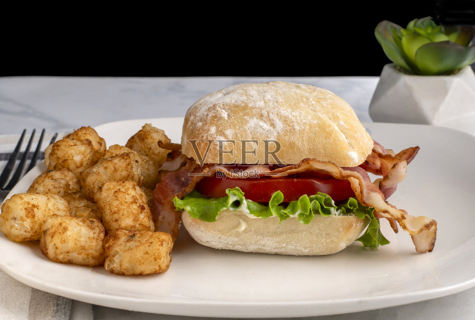 BLT三明治搭配炸薯球照片摄影图片