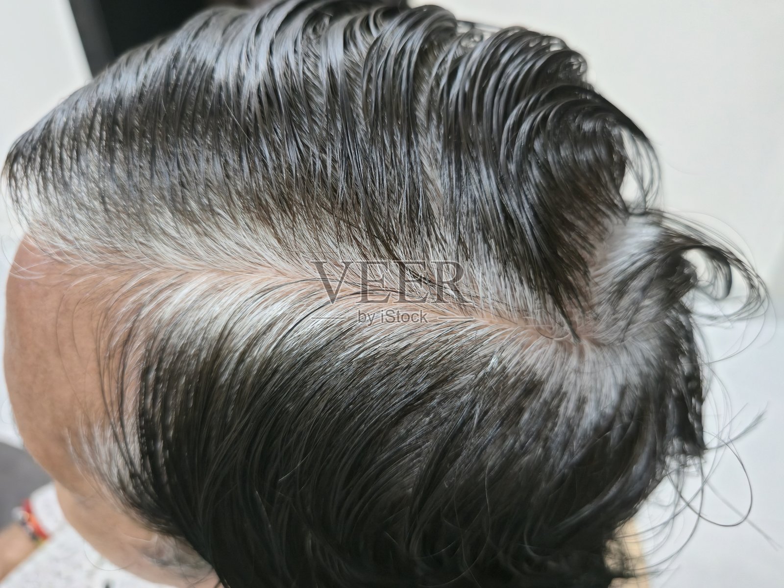 灰发特写,自然发际线,展现衰老和发根色彩对比照片摄影图片