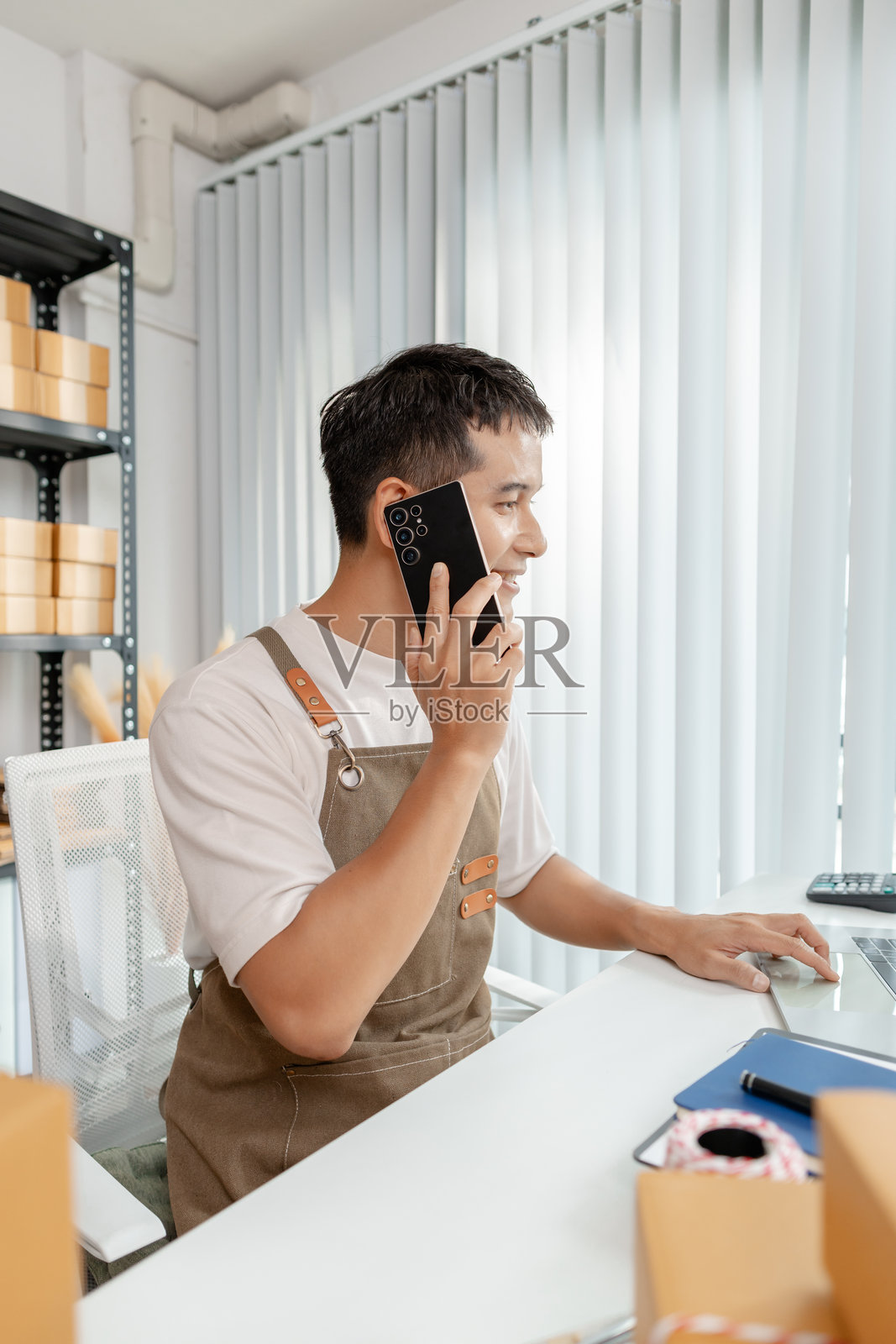 现代在线销售概念,企业家正在准备包裹,展示电子商务运营、初创企业增长、物流解决方案和零售业务的数字化转型。照片摄影图片