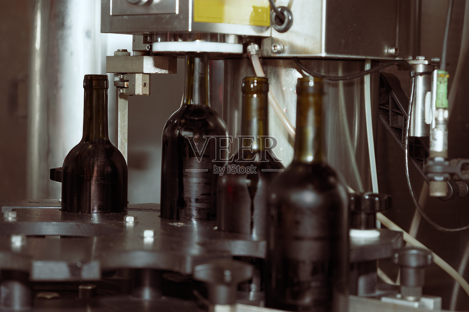 自动化灌装线上正在灌装的葡萄酒瓶照片摄影图片