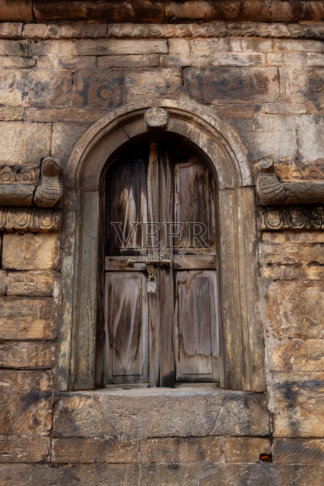 帕坦杜巴广场上的古老木门照片摄影图片