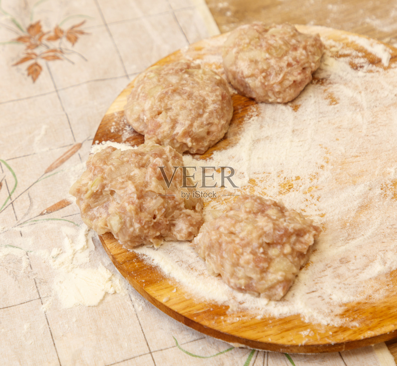 四个肉丸放在木板上照片摄影图片