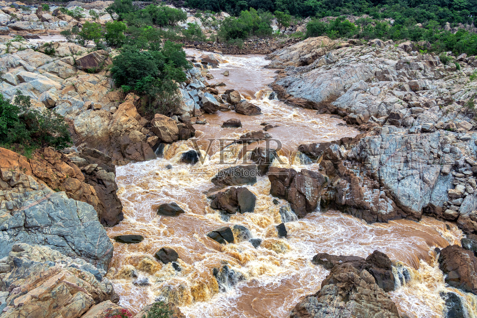 印度奥里萨邦基翁贾尔的自然风光和瀑布照片摄影图片