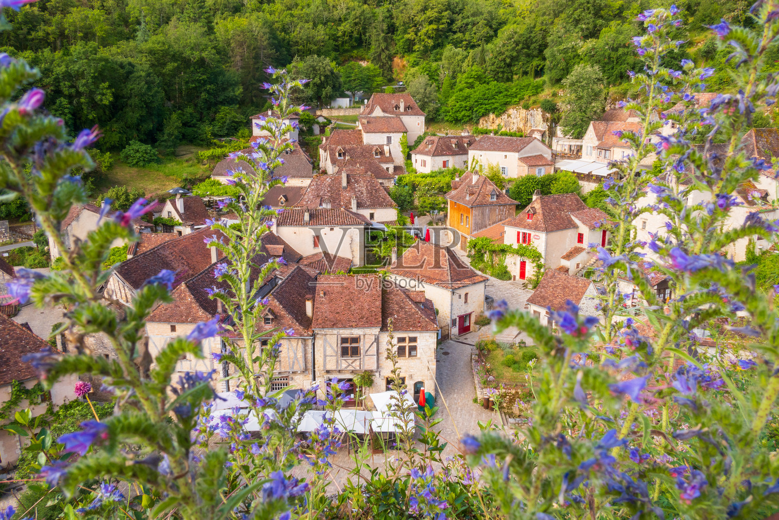 从高处俯瞰的圣西尔克拉波皮耶古老村庄和鲜花,法国奥克西塔尼照片摄影图片
