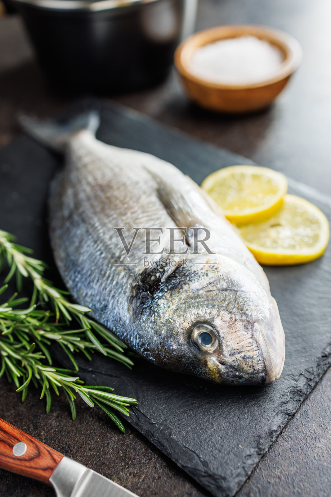 厨房案板上的新鲜鲷鱼照片摄影图片