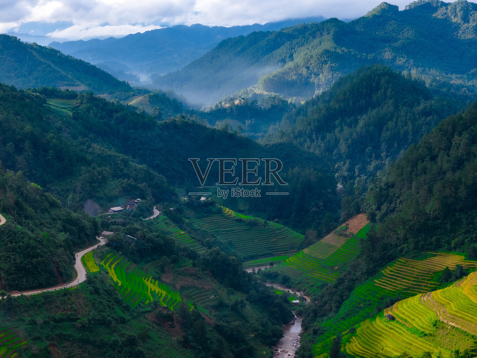越南北部沙巴市附近的沐沧河镇的俯瞰图,可以看到山丘和梯田。这是安沛省丰收季节的美丽自然风光。照片摄影图片