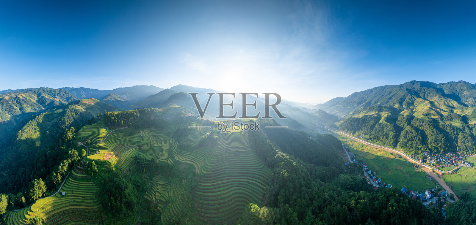 越南北部萨帕市附近的目江界镇上空俯瞰金色的稻田梯田,位于安沛省,是丰收季节美丽的梯田景象。照片摄影图片