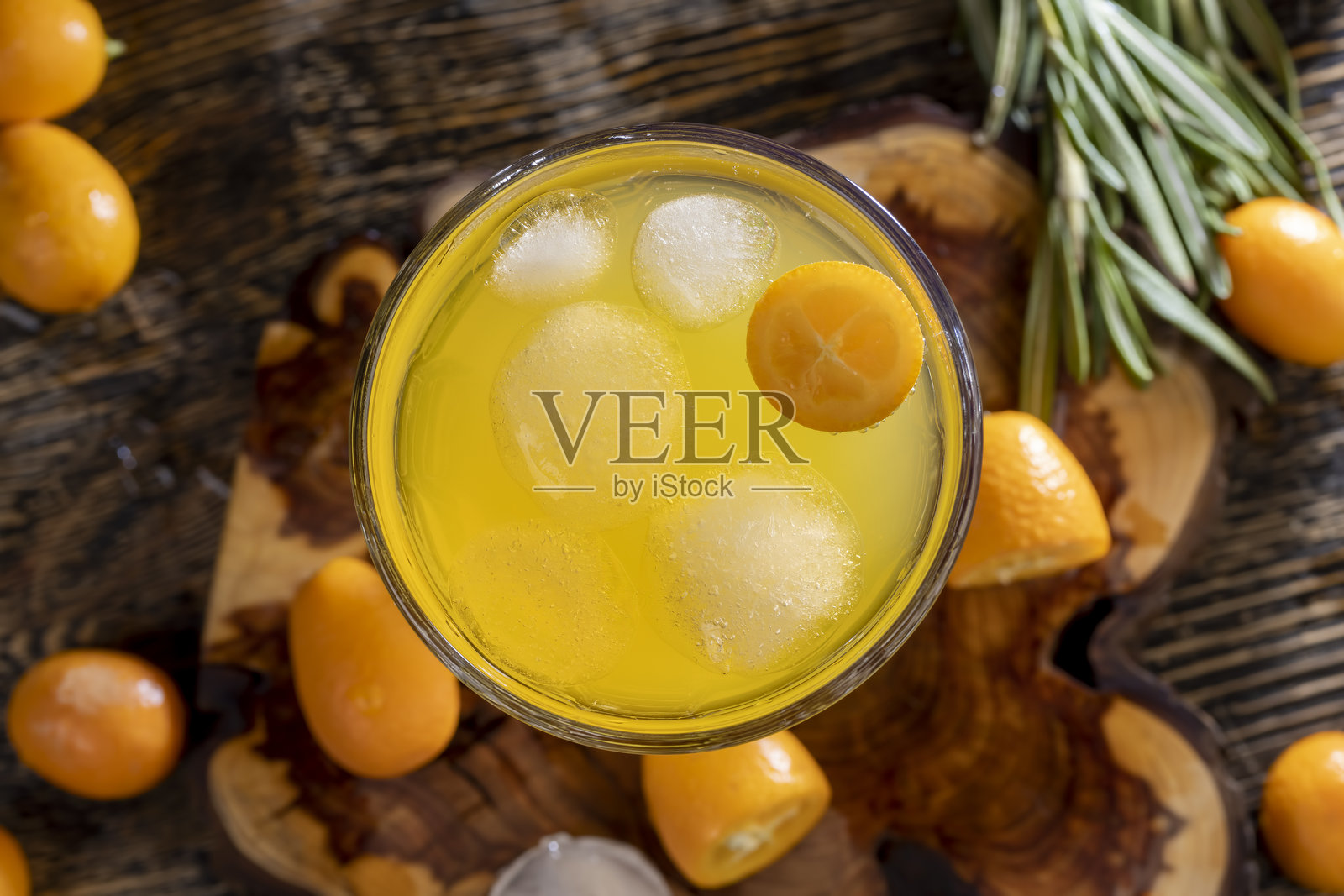 柑橘风味橙汁和新鲜金桔,美味新鲜的橙汁和新鲜金桔旁边放着一杯照片摄影图片