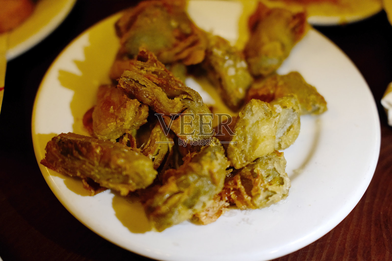 烤制时令朝鲜蓟配奶酪和索布拉萨达香肠照片摄影图片