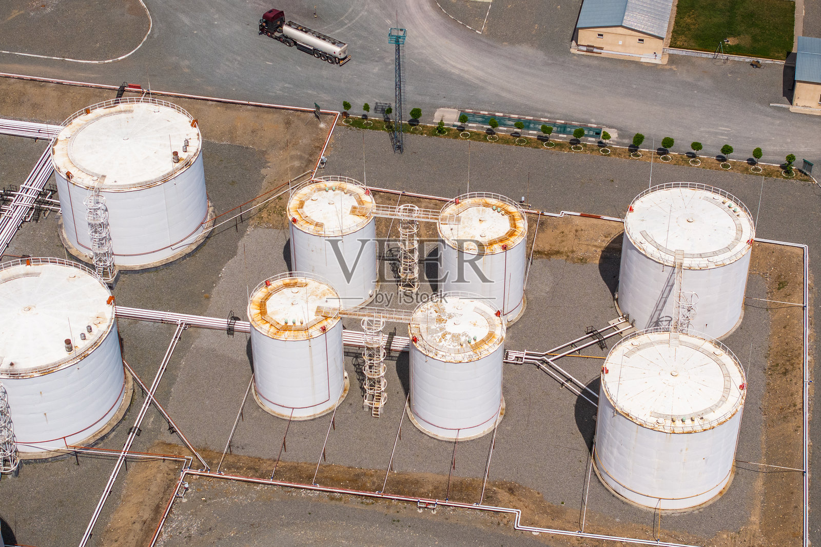 工业储罐和油罐车在户外区域照片摄影图片