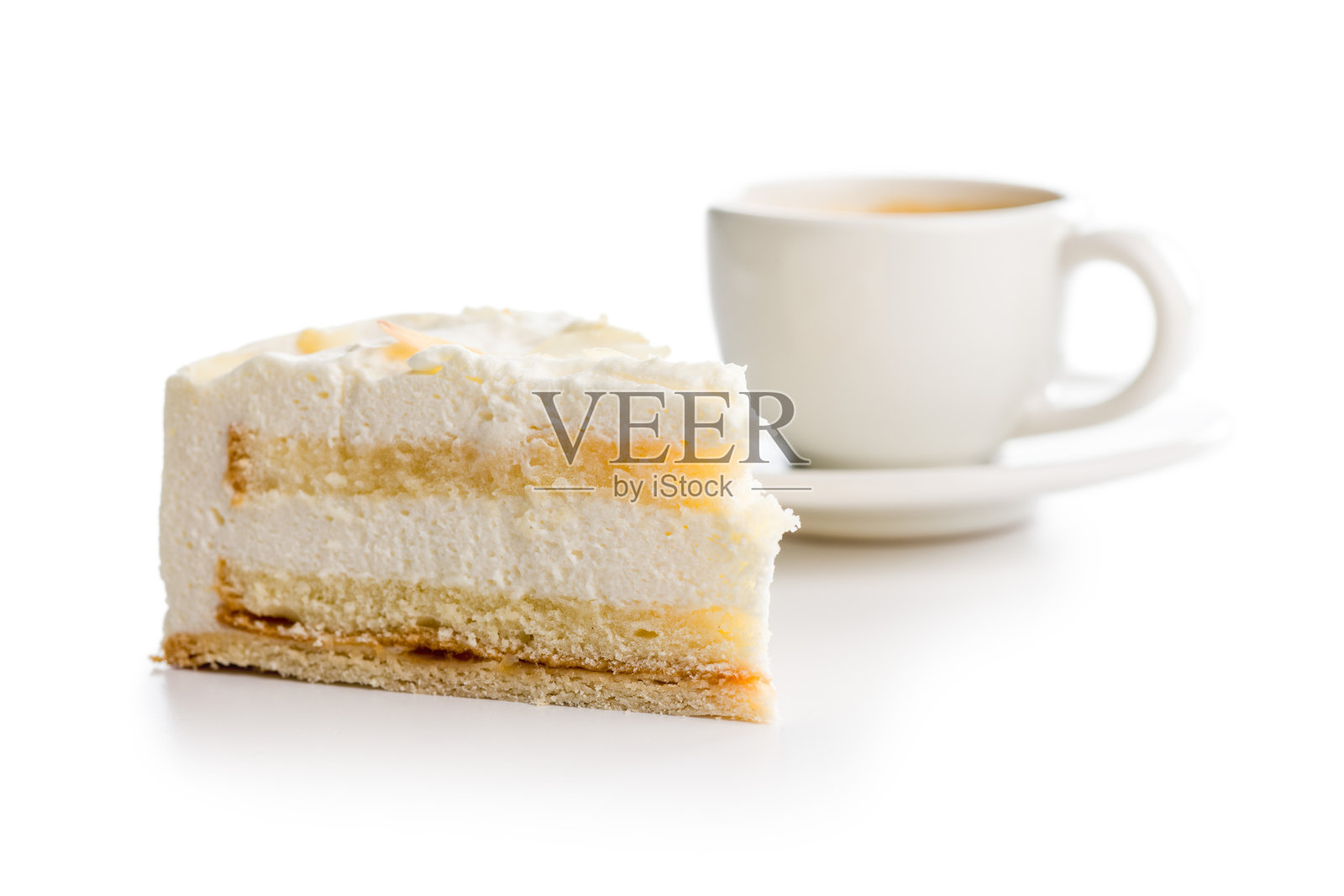 甜美奶油蛋糕,孤立在白色背景上。照片摄影图片