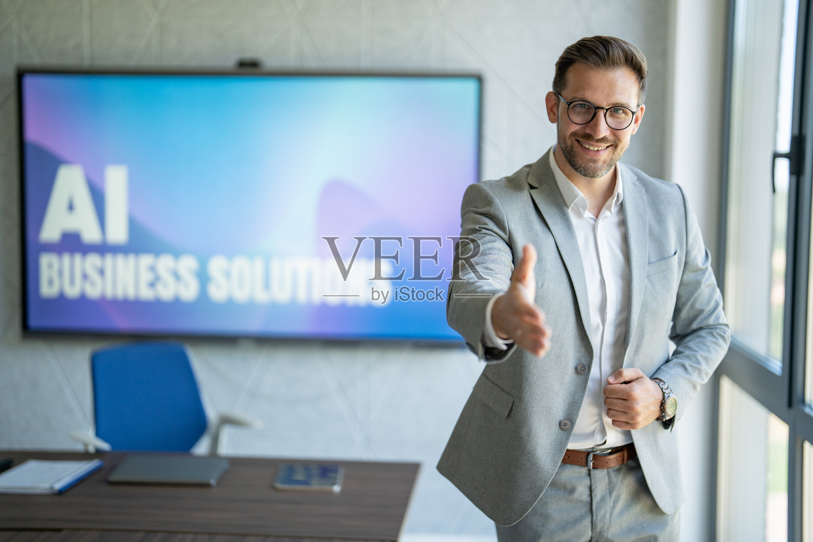 商界人士在人工智能商业解决方案会议室中伸出手,准备握手照片摄影图片