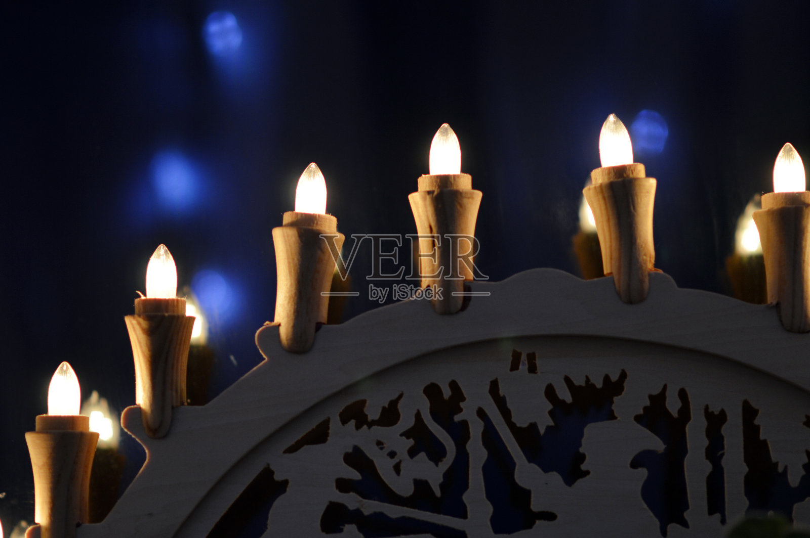 装饰着圣诞彩灯和饰品的窗户照片摄影图片