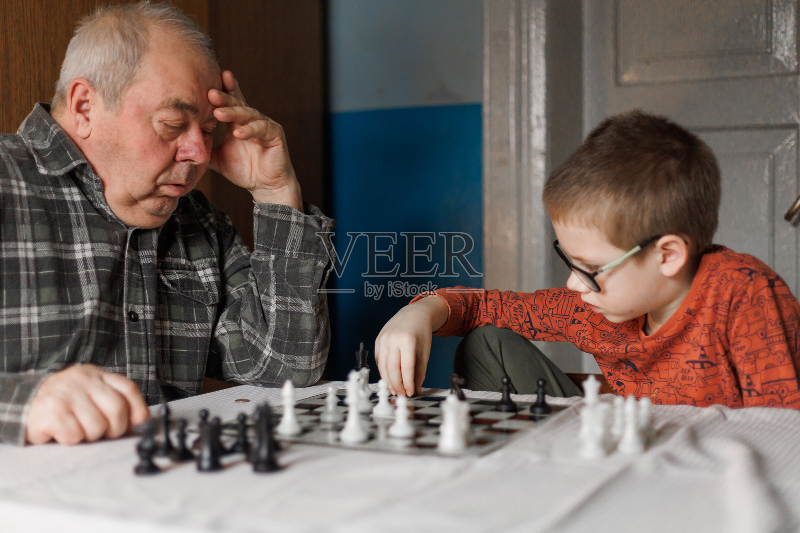 家庭象棋课照片摄影图片