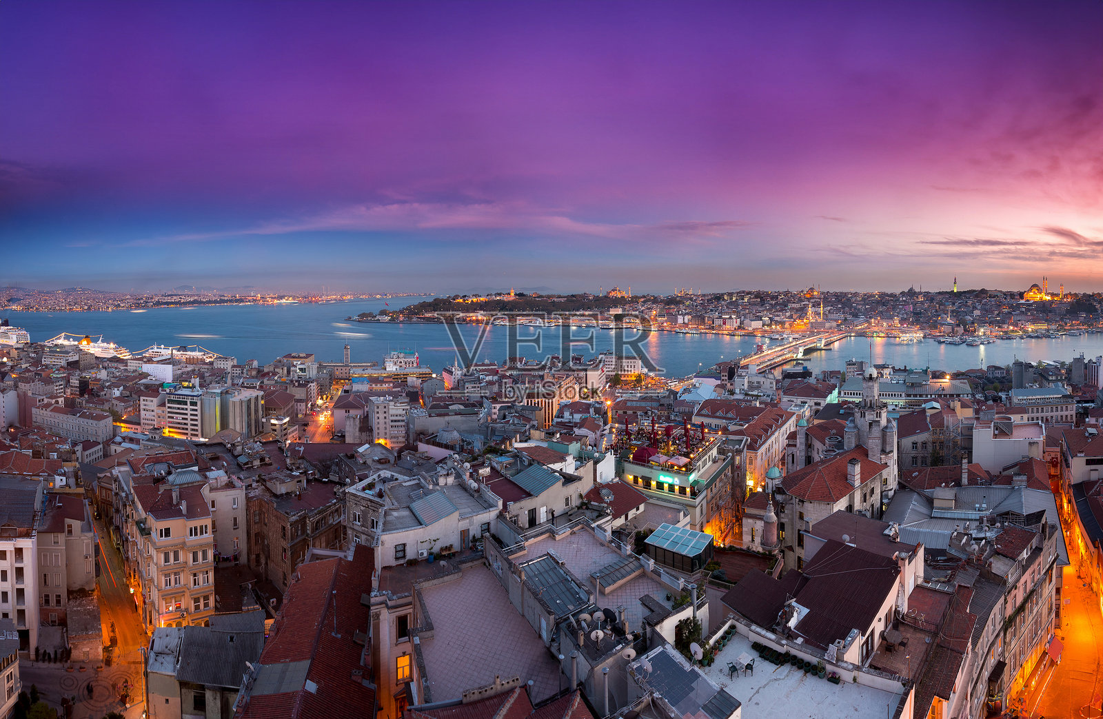 土耳其伊斯坦布尔壮丽的日落全景。这座城市景观俯瞰金角湾和加拉太桥,历史悠久 的苏丹艾哈迈德清真寺天际线在多彩的天空中留下剪影。照片摄影图片