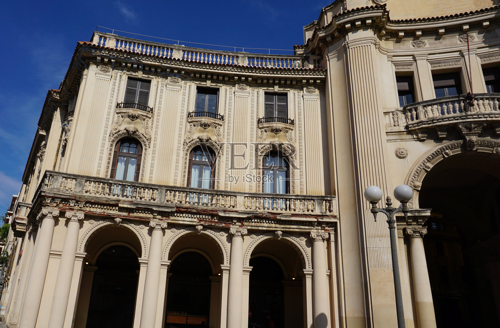 西西里岛墨西拿老城,一座古老建筑外墙的美丽景象照片摄影图片