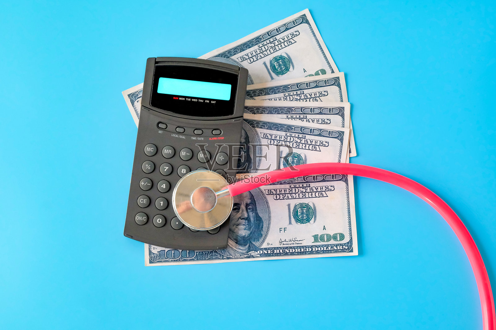 计算器和听诊器,医疗费用概念。照片摄影图片