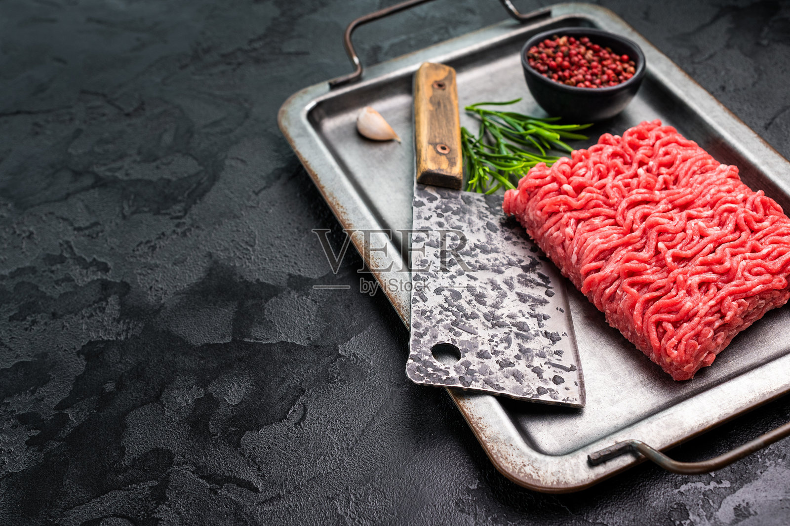 未烹饪的生牛肉末,绞肉,放在厨房托盘中,准备烹饪。照片摄影图片