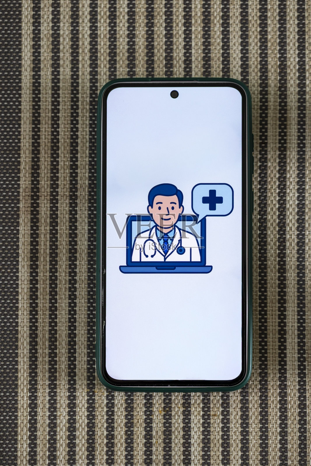 智能手机显示虚拟医生,在家进行在线医疗咨询照片摄影图片