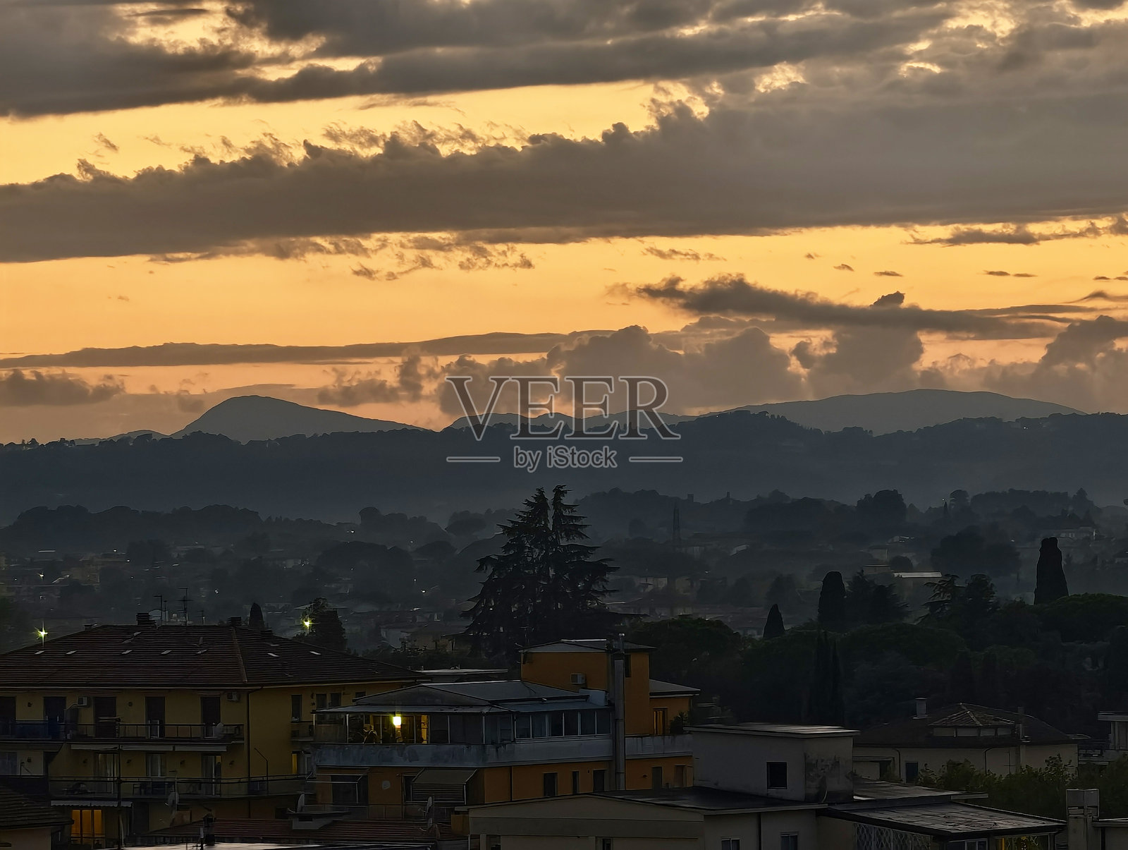 意大利蒙特卡蒂尼泰尔梅的日落景色照片摄影图片