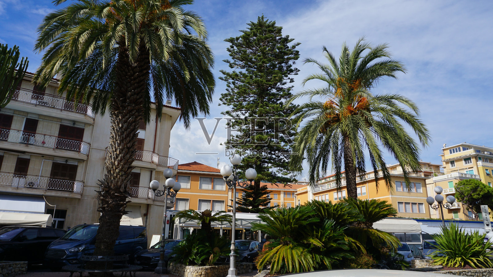 意大利圣雷莫——圣雷莫市中心街道上的建筑外墙照片摄影图片