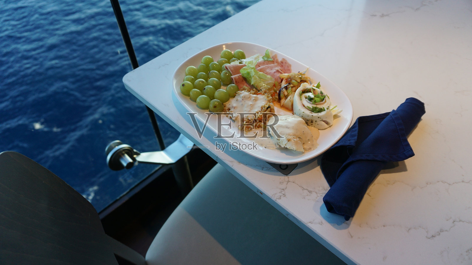 豪华邮轮上的现代风格餐厅自助餐。现代邮轮概念下的健康早餐。照片摄影图片