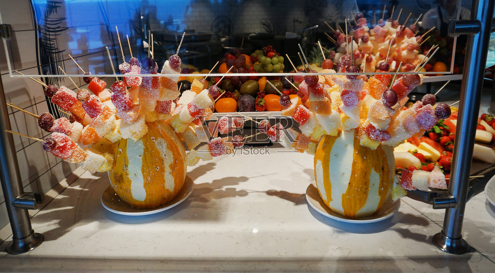 豪华邮轮上的抽象风格餐厅自助餐。现代邮轮概念的健康早餐。照片摄影图片