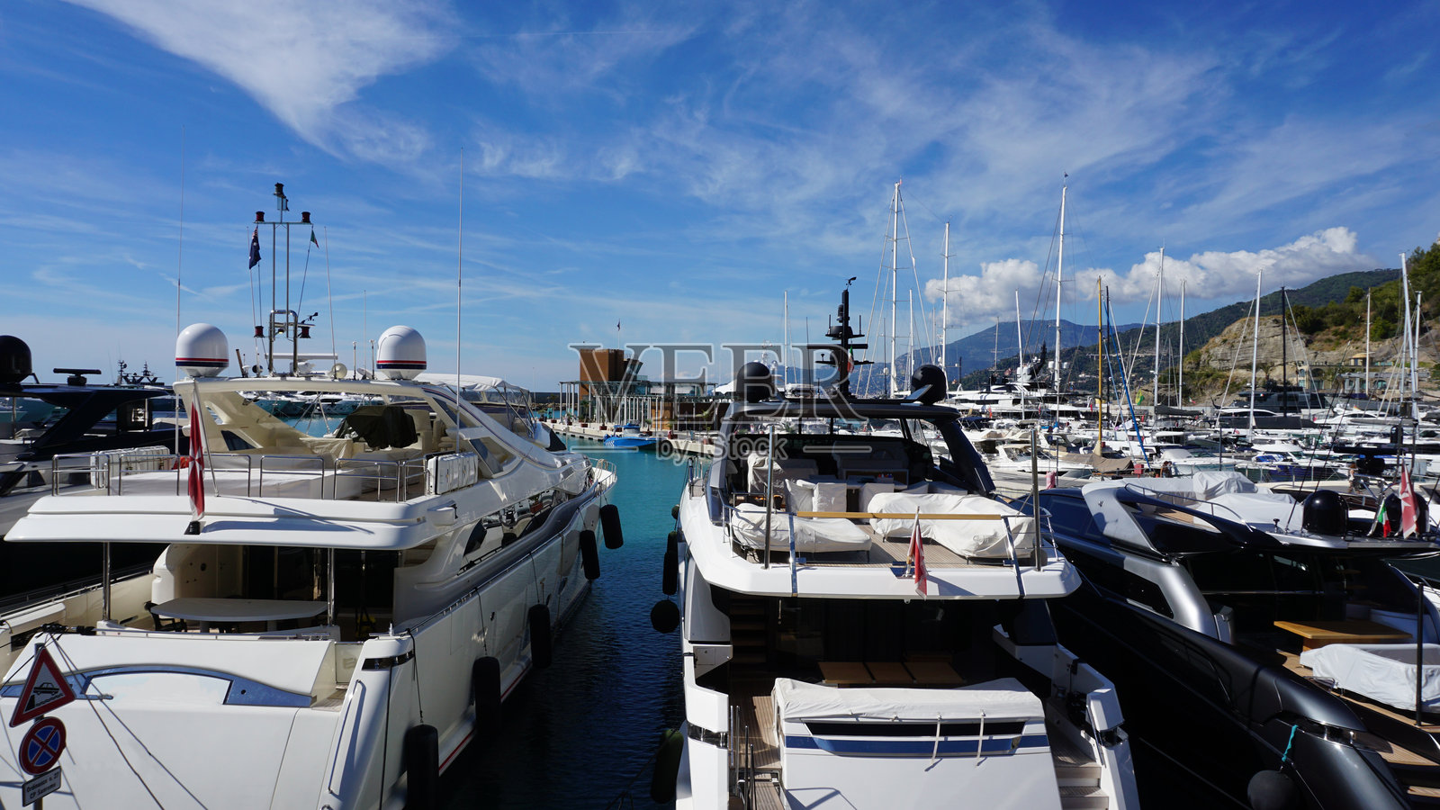 位于意大利文蒂米利亚的卡拉德尔福特码头停泊着游艇照片摄影图片