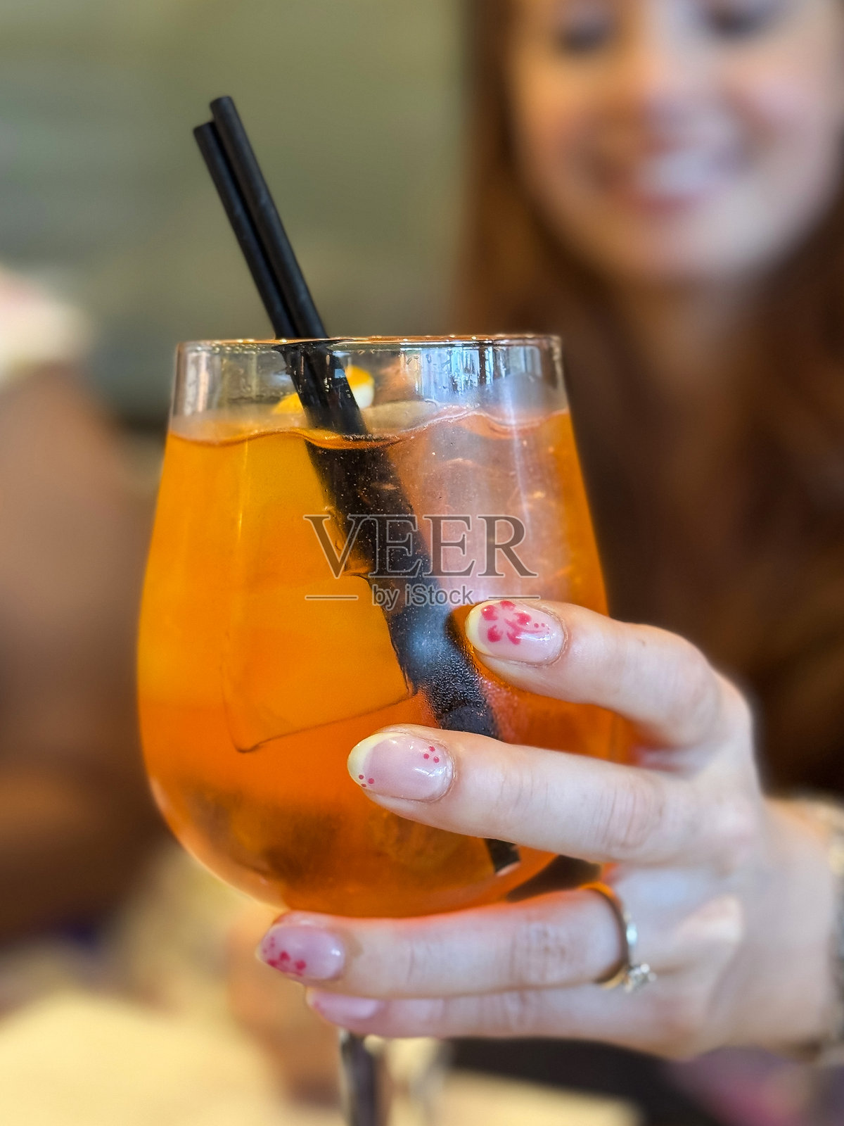 冰镇烈酒饮品,一款清爽的开胃酒Spritz鸡尾酒,杯中加有冰块照片摄影图片