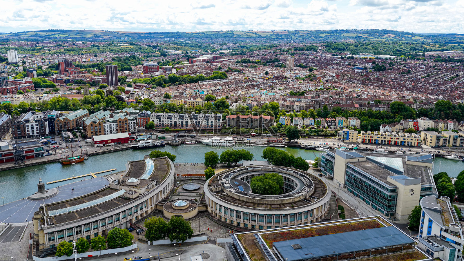 布里斯托港口区的鸟瞰图,有圆形现代建筑、滨水公寓和城市景观,体现了城市建筑和文化旅游目的地的概念,适合旅行和设计参考照片摄影图片
