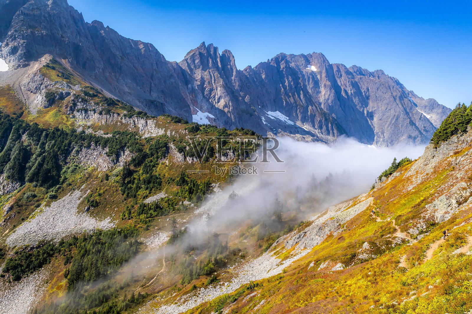 萨哈勒山口步道上,雄伟的云雾笼罩着瀑布关隘照片摄影图片