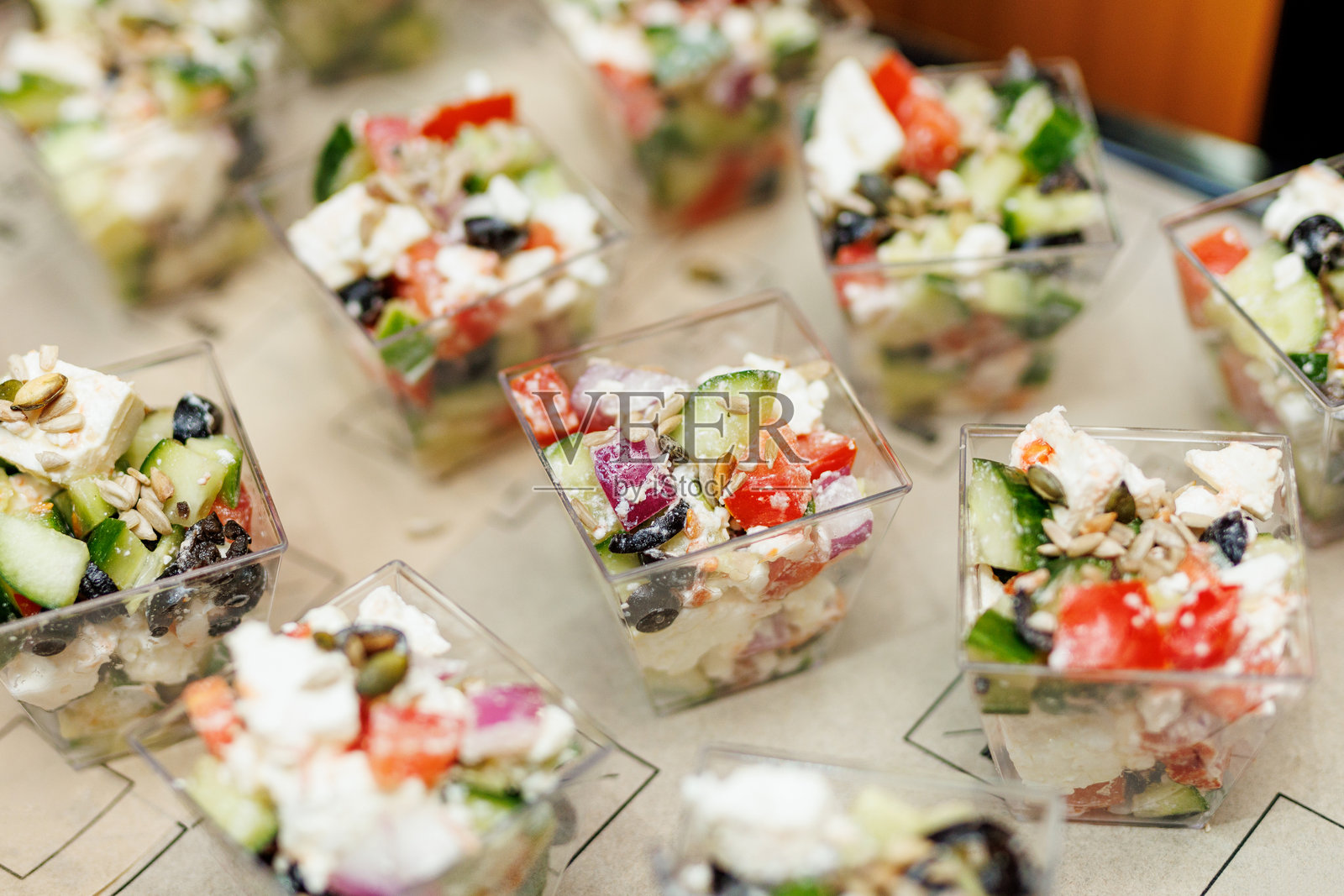 透明杯装迷你希腊沙拉照片摄影图片