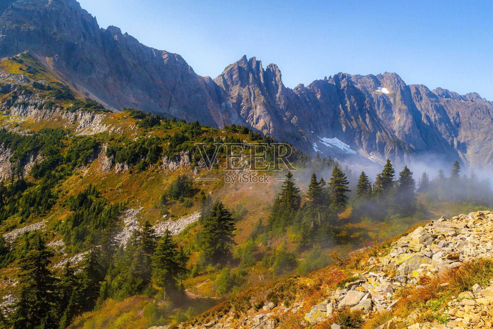 萨哈勒山脊步道卡斯凯德山口的壮丽云雾照片摄影图片
