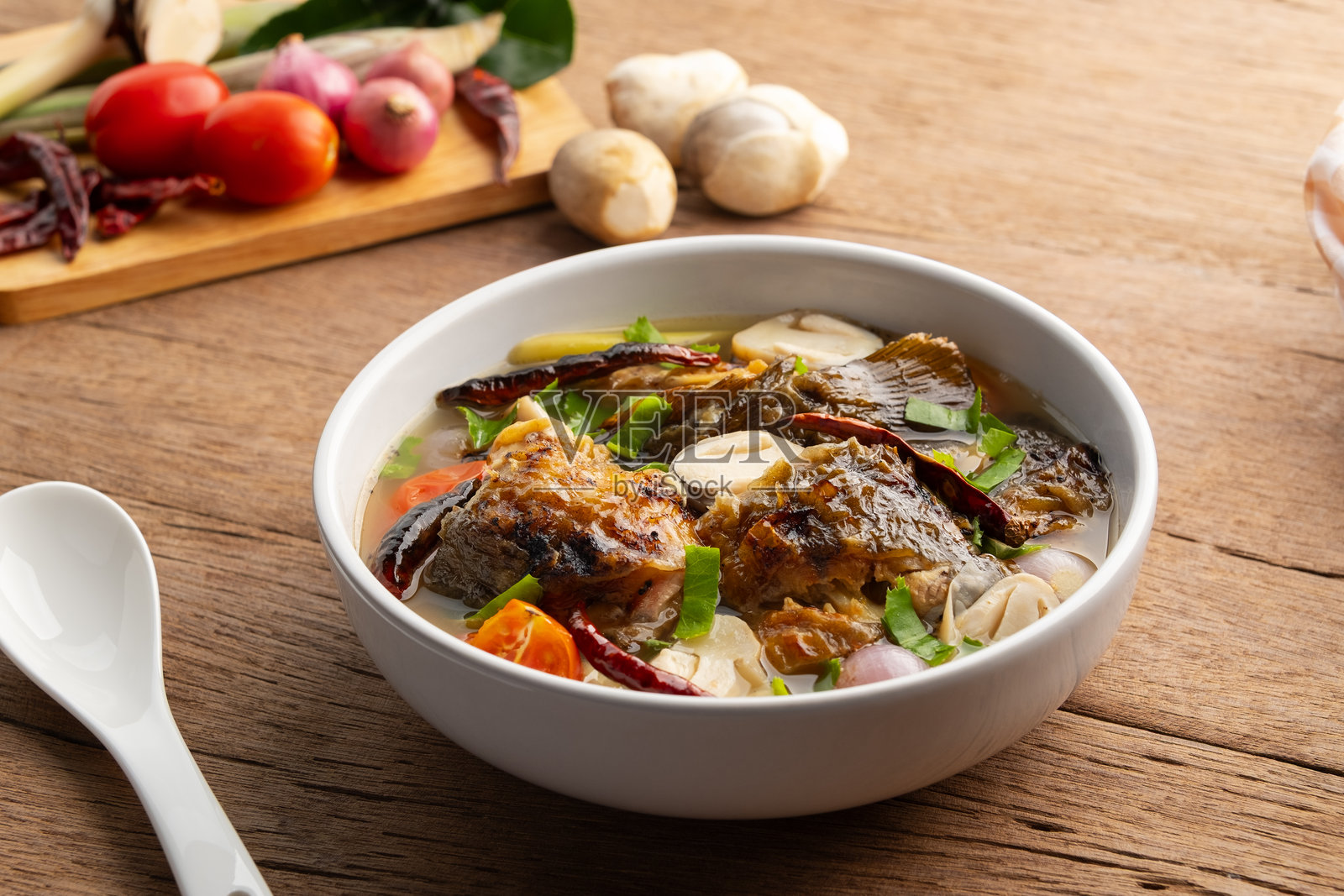 酸辣熏鱼汤照片摄影图片