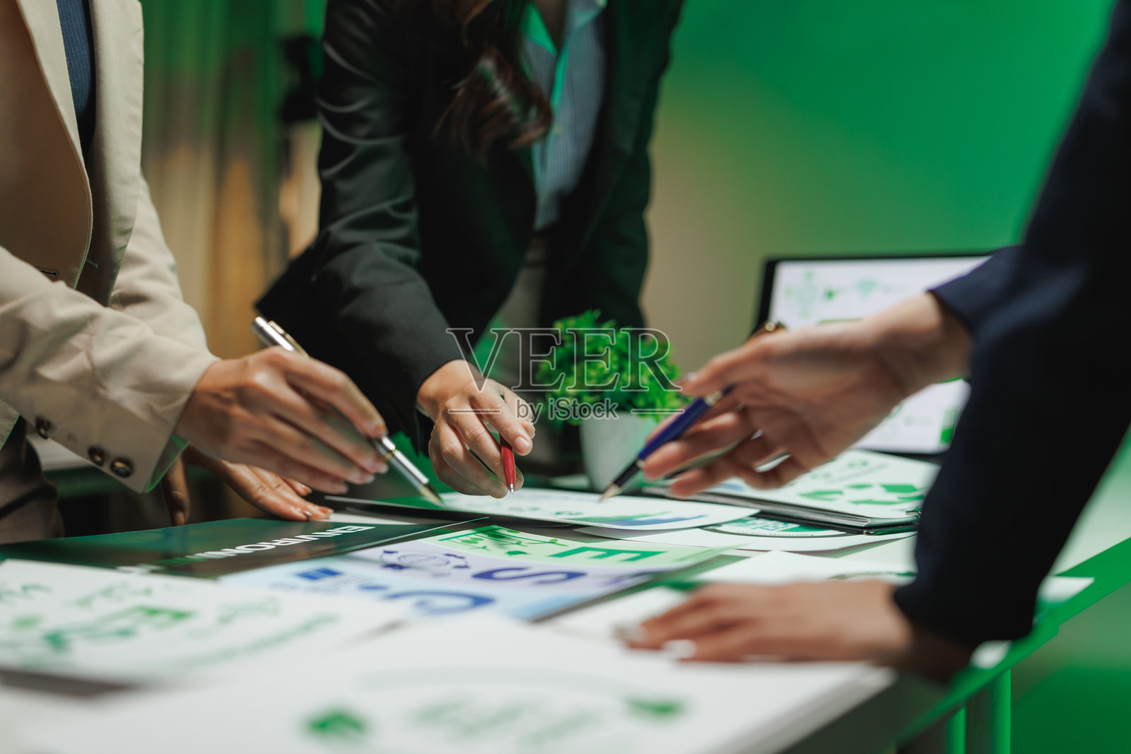 商界人士分析图表,讨论项目策略照片摄影图片