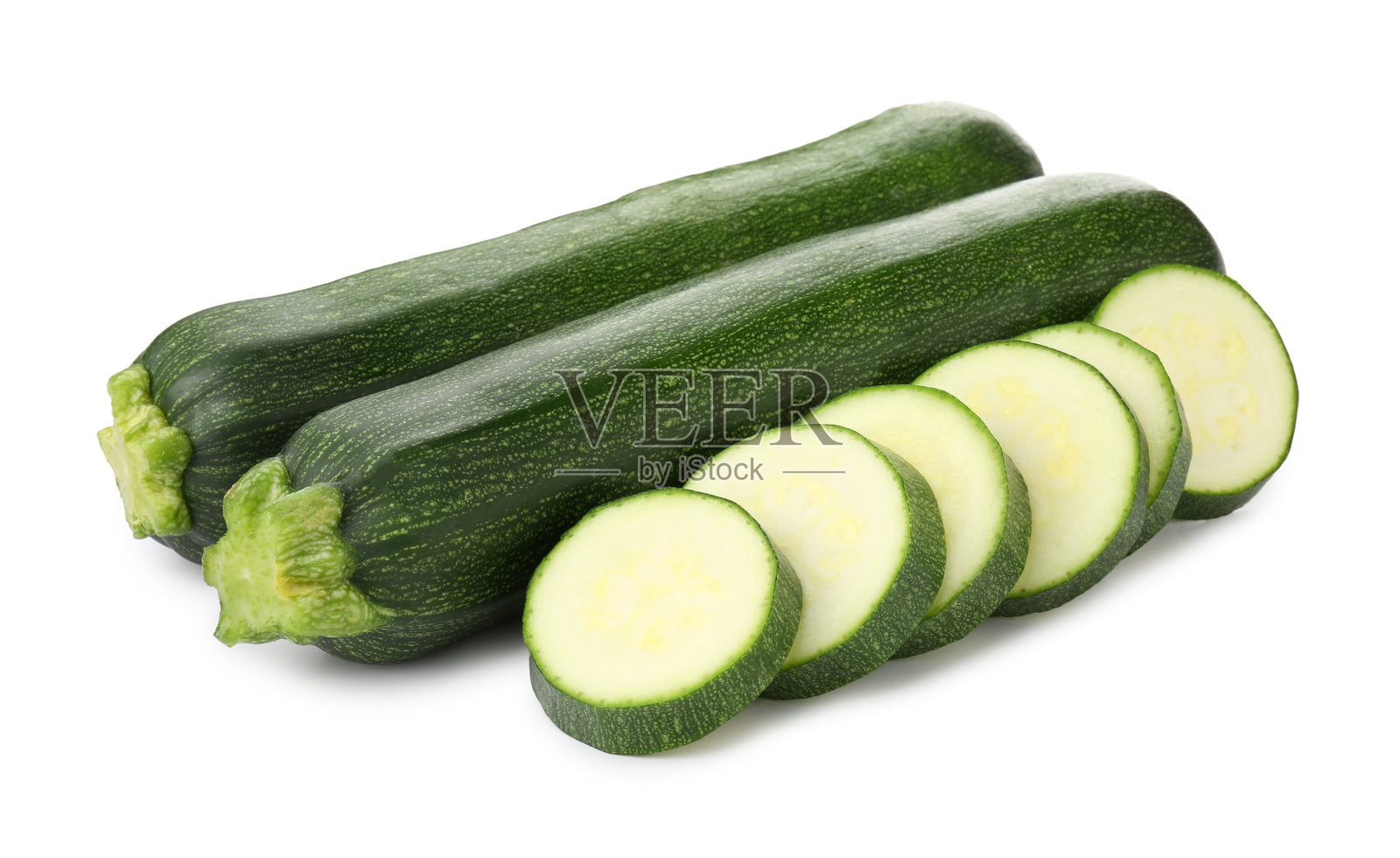 单独放置在白底上的完整和切开的新鲜西葫芦照片摄影图片