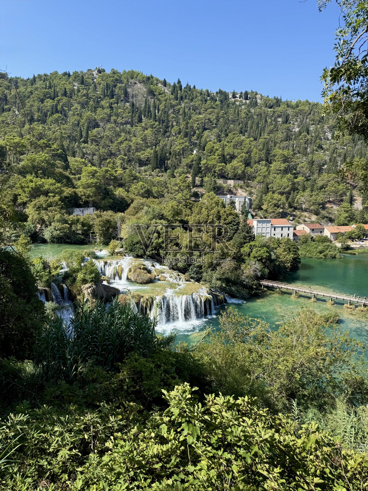 郁郁葱葱的河谷中景色优美的多层瀑布照片摄影图片
