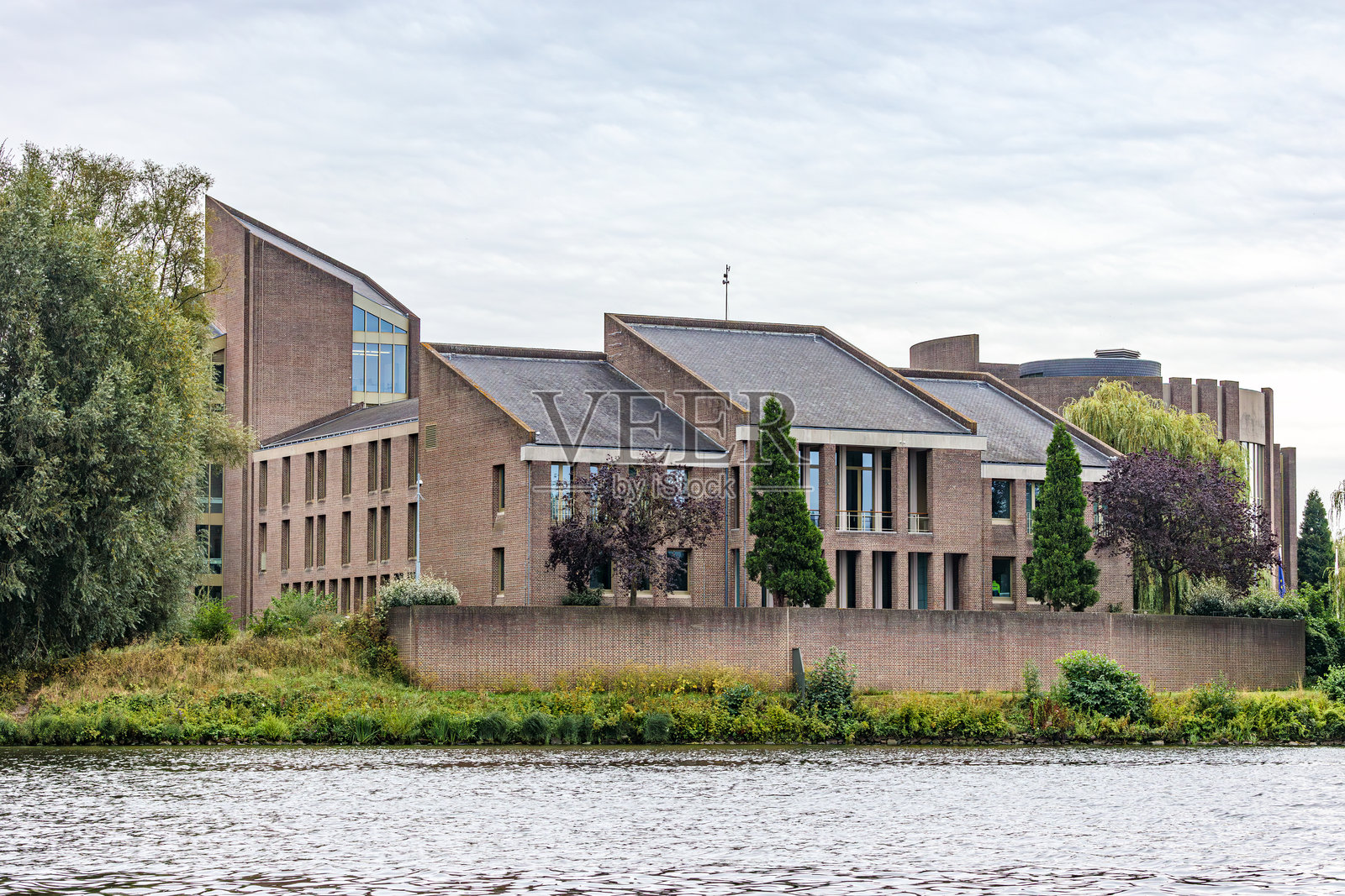 马斯河畔的政府大楼,现代建筑照片摄影图片