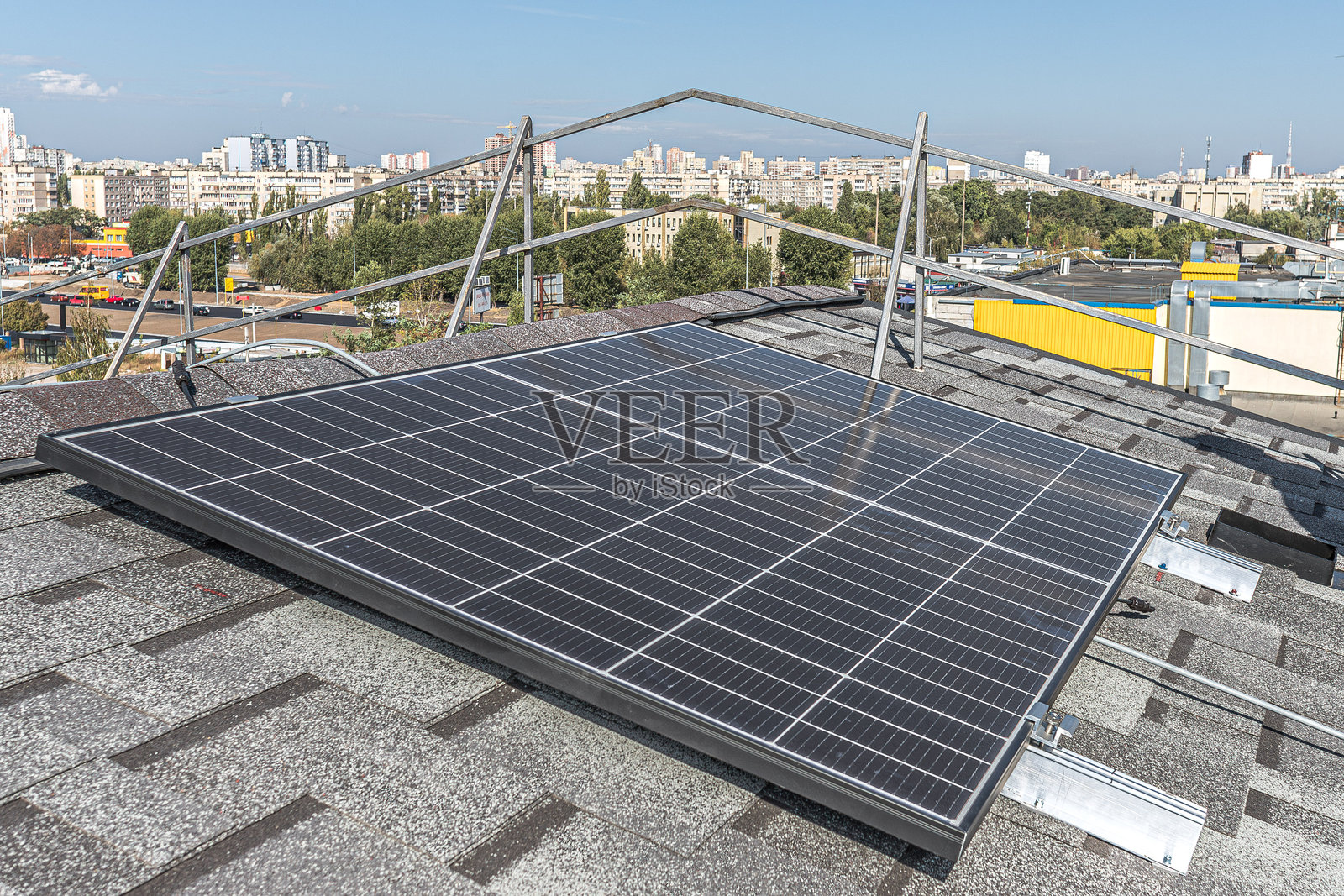 住宅楼屋顶上的太阳能电池板照片摄影图片